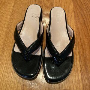 Taryn Rose Black Patent Leather Thong Sandals Women’s Size 7